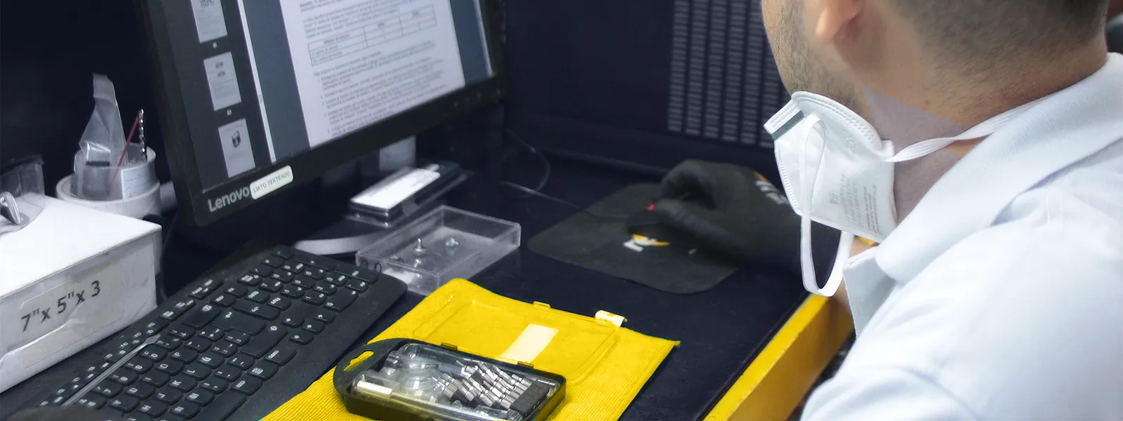 Um técnico da Redsis em uma bancada de configuração